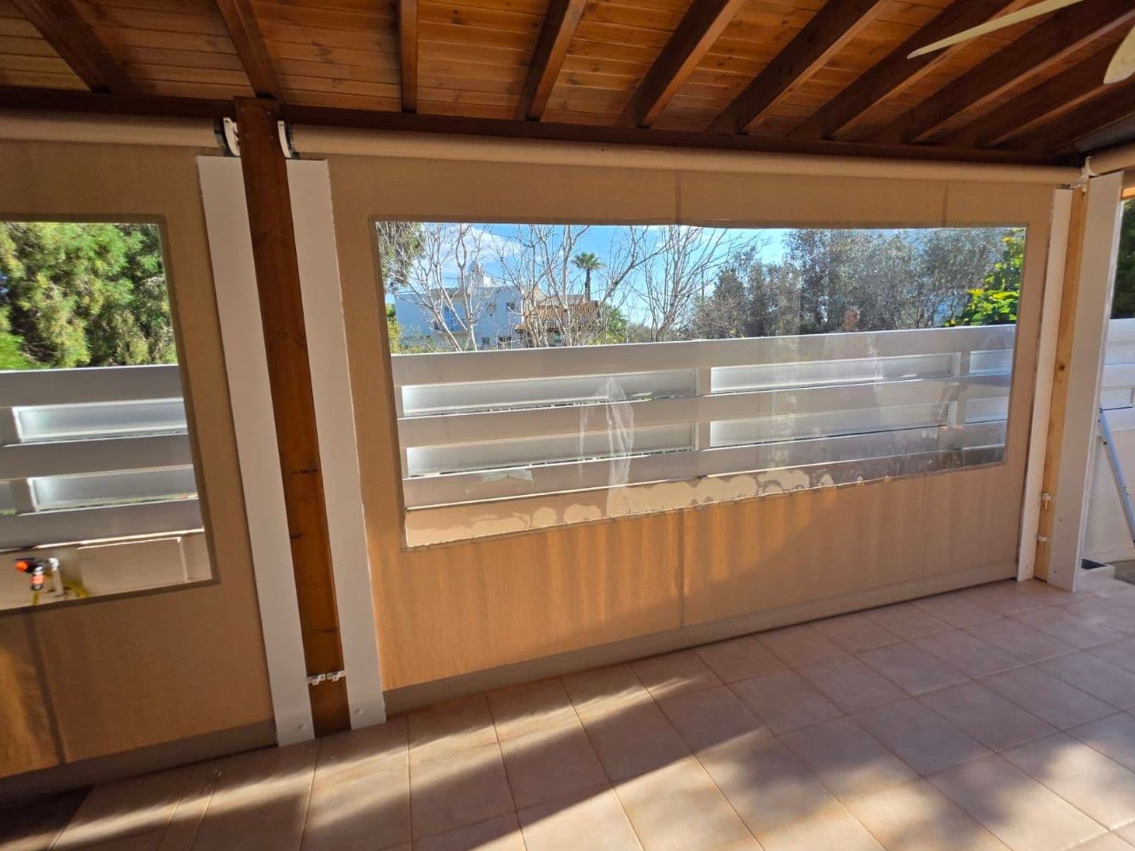 Outdoor screen system creating privacy on a terrace